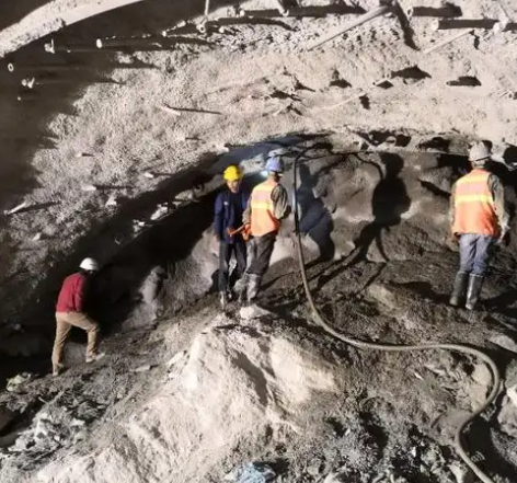 务川拱顶带模注浆料的施工流程及注意事项